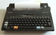 Máquina de escribir electrónica: la fase final del desarrollo de las máquinas de escribir. En la imagen, una Canon Typestar 110 de 1989.