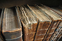 Antiguos libros en la biblioteca de Merton College (Universidad de Oxford, Reino Unido)