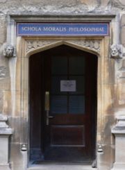 Puerta de entrada a la Schola Moralis Philosophiae (Escuela de Filosofía Moral) en la Bodleian Library. Esta es ahora la entrada a personal de las Escuelas Quadrangle.