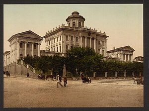 Antiguo edificio de la Biblioteca Estatal de Rusia, con vistas al Kremlin.