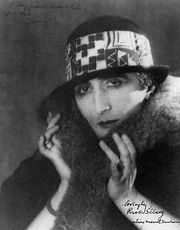 Marcel Duchamp ataviado  como su alter ego Rrose Selavy. Fotografía de 1921 de Man Ray.