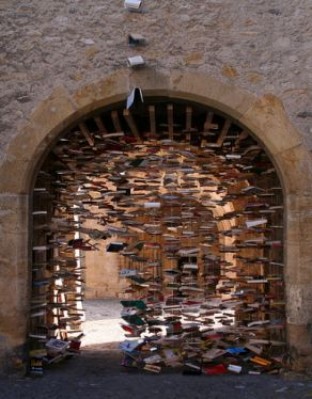 Arco de libros 1 - Romainmôtier.jpg