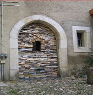 Arco de libros 2 - Romainmôtier.jpg
