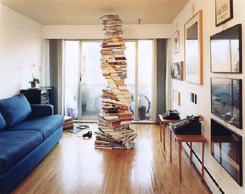 Columna de libros en el salon.jpg