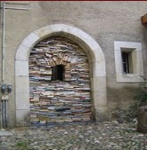 Arco de libros 2 - Romainmôtier.jpg