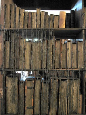 Rare books encadenados en la Hereford Cathedral Chained Library, Hereford, England.jpg